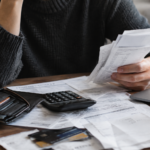Estrés financiero entre facturas y recibos